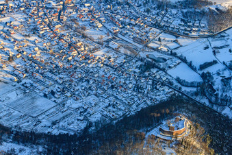 Vue aérienne de Vue du village sous la neige en hiver à Klingenmünster dans le département Rhénanie-Palatinat, Allemagne