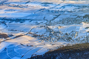 Vue aérienne de Vue du village sous la neige en hiver depuis le nord à le quartier Gleiszellen in Gleiszellen-Gleishorbach dans le département Rhénanie-Palatinat, Allemagne