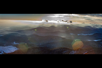 Vue aérienne de Panorama des montagnes de la forêt du Palatinat depuis le nord-est sous la neige en hiver à Bad Bergzabern dans le département Rhénanie-Palatinat, Allemagne