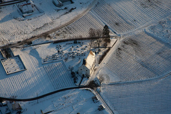 Vue aérienne de Chapelle de Dionysos enneigée en hiver à le quartier Gleiszellen in Gleiszellen-Gleishorbach dans le département Rhénanie-Palatinat, Allemagne