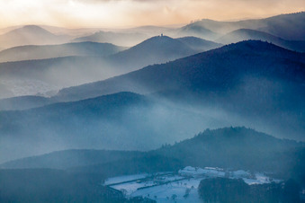 Vue aérienne de Collines enneigées au bord du Haardt dans la forêt du Palatinat dans le district de Pleisweiler de Gleiszellen-Gleishorbach à Pleisweiler-Oberhofen dans le département Rhénanie-Palatinat, Allemagne