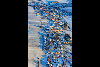 Vue aérienne de Vue du village sous la neige en hiver depuis l'ouest à Niederhorbach dans le département Rhénanie-Palatinat, Allemagne
