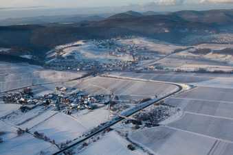 Vue aérienne de En hiver à le quartier Oberhofen in Pleisweiler-Oberhofen dans le département Rhénanie-Palatinat, Allemagne