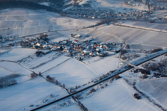 Vue aérienne de En hiver à le quartier Oberhofen in Pleisweiler-Oberhofen dans le département Rhénanie-Palatinat, Allemagne