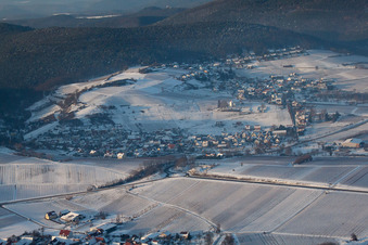 Vue aérienne de En hiver à le quartier Gleishorbach in Gleiszellen-Gleishorbach dans le département Rhénanie-Palatinat, Allemagne