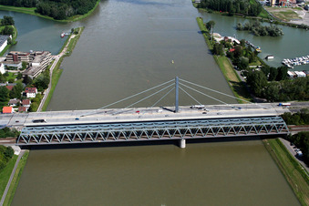 Vue aérienne de Rivière - Structure de pont sur le Rhin à le quartier Knielingen in Karlsruhe dans le département Bade-Wurtemberg, Allemagne