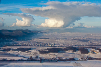 Vue aérienne de Vue hivernale enneigée de Klingenmünster au bord du Haardt dans la forêt du Palatinat à Klingenmünster dans le département Rhénanie-Palatinat, Allemagne