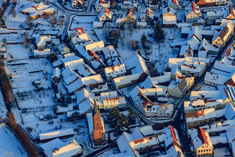 Vue aérienne de Manifestation. Église en hiver sous la neige à le quartier Kapellen in Kapellen-Drusweiler dans le département Rhénanie-Palatinat, Allemagne