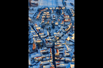 Vue aérienne de Manifestation. Église et Wassergassse x Upper Main Street en hiver sous la neige à le quartier Kapellen in Kapellen-Drusweiler dans le département Rhénanie-Palatinat, Allemagne