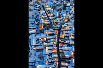 Vue aérienne de Manifestation. Église et Wassergassse x Upper Main Street en hiver sous la neige à le quartier Kapellen in Kapellen-Drusweiler dans le département Rhénanie-Palatinat, Allemagne