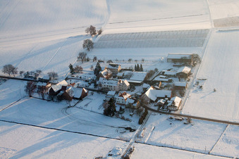 Vue aérienne de Système photovoltaïque rotatif recouvert de neige hivernale sur une écurie à le quartier Deutschhof in Kapellen-Drusweiler dans le département Rhénanie-Palatinat, Allemagne
