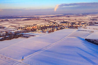 Vue aérienne de Vue du village sous la neige en hiver depuis le sud-ouest à Dierbach dans le département Rhénanie-Palatinat, Allemagne