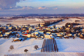 Vue aérienne de Vue du village sous la neige en hiver depuis le sud à Dierbach dans le département Rhénanie-Palatinat, Allemagne