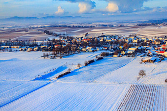 Vue aérienne de Vue du village sous la neige en hiver depuis le sud-est à Dierbach dans le département Rhénanie-Palatinat, Allemagne
