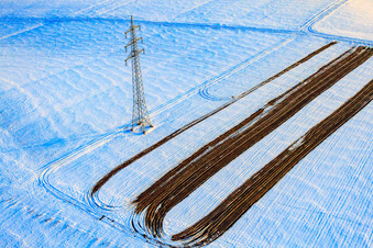 Vue aérienne de Champ fraîchement fumé en hiver avec de la neige à Freckenfeld dans le département Rhénanie-Palatinat, Allemagne