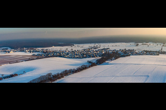 Vue aérienne de Vue du village sous la neige en hiver depuis le nord-ouest à Freckenfeld dans le département Rhénanie-Palatinat, Allemagne