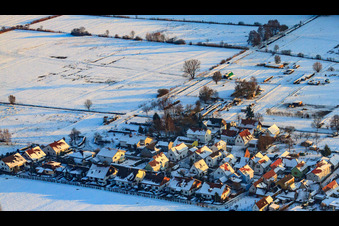 Vue aérienne de Gänsried vu du nord en hiver avec de la neige à Freckenfeld dans le département Rhénanie-Palatinat, Allemagne