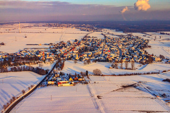 Vue aérienne de Vue du village dans la lumière du soir avec de la neige en hiver depuis l'ouest à Minfeld dans le département Rhénanie-Palatinat, Allemagne
