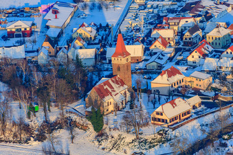 Vue aérienne de Église protestante Minfeld dans la lumière du soir avec de la neige en hiver à Minfeld dans le département Rhénanie-Palatinat, Allemagne