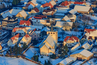 Vue aérienne de Église catholique Minfeld dans la lumière du soir avec de la neige en hiver à Minfeld dans le département Rhénanie-Palatinat, Allemagne