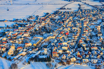 Vue aérienne de Eichstraße à la lumière du soir pendant la neige en hiver à Minfeld dans le département Rhénanie-Palatinat, Allemagne