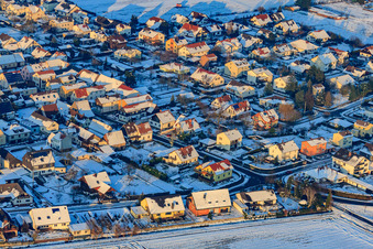 Vue aérienne de Holzgasse dans la lumière du soir avec de la neige en hiver à Minfeld dans le département Rhénanie-Palatinat, Allemagne