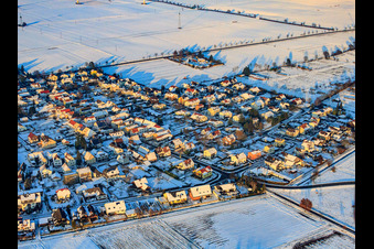 Vue aérienne de Holzgasse dans la lumière du soir avec de la neige en hiver à Minfeld dans le département Rhénanie-Palatinat, Allemagne