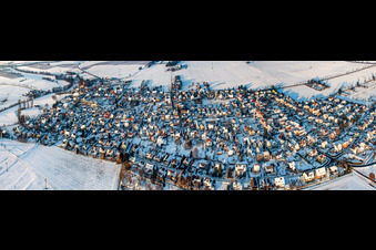 Vue aérienne de Vue du village dans la lumière du soir avec de la neige en hiver depuis le sud à Minfeld dans le département Rhénanie-Palatinat, Allemagne