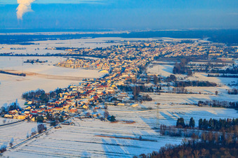 Vue aérienne de De l'ouest sous la neige en hiver à Kandel dans le département Rhénanie-Palatinat, Allemagne