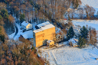 Vue aérienne de Moulin à eau sous la neige en hiver à Kandel dans le département Rhénanie-Palatinat, Allemagne