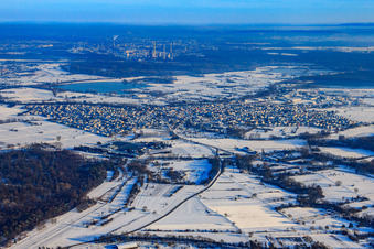 Vue aérienne de Vue de la ville sous la neige en hiver à Hagenbach dans le département Rhénanie-Palatinat, Allemagne