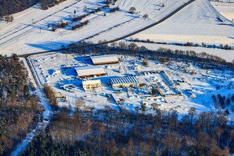Vue aérienne de Scierie sous la neige en hiver à Hagenbach dans le département Rhénanie-Palatinat, Allemagne