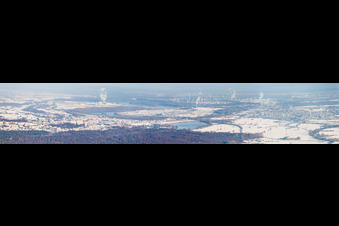 Vue aérienne de Panorama de la ville enneigée en hiver depuis le sud-ouest à le quartier Maximiliansau in Wörth am Rhein dans le département Rhénanie-Palatinat, Allemagne