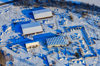 Vue aérienne de Scierie sous la neige en hiver à Hagenbach dans le département Rhénanie-Palatinat, Allemagne