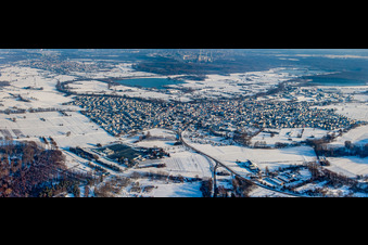 Vue aérienne de Panorama de la ville sous la neige en hiver depuis l'ouest à Hagenbach dans le département Rhénanie-Palatinat, Allemagne
