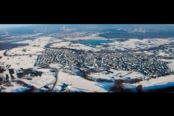 Vue aérienne de Vue panoramique hivernale en perspective des rues et des maisons des quartiers résidentiels à Hagenbach dans le département Rhénanie-Palatinat, Allemagne