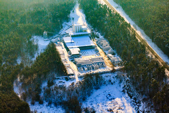 Vue aérienne de Kalksandsteinwerke Schencking GmbH & Co. KG, usine de Bienwald sous la neige en hiver à Berg dans le département Rhénanie-Palatinat, Allemagne