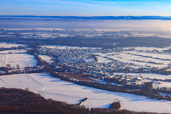 Vue aérienne de Vue du village sous la neige en hiver depuis l'ouest à Neuburg am Rhein dans le département Rhénanie-Palatinat, Allemagne
