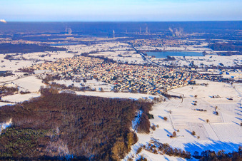 Vue aérienne de Vue de la ville sous la neige en hiver depuis le sud-ouest à Hagenbach dans le département Rhénanie-Palatinat, Allemagne