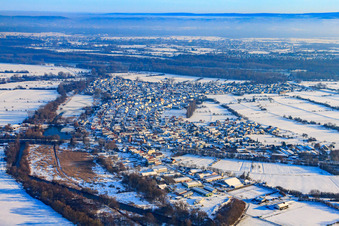 Vue aérienne de Vue du village sous la neige en hiver depuis l'ouest à Neuburg am Rhein dans le département Rhénanie-Palatinat, Allemagne