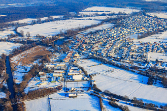 Photographie aérienne de Vue du village sous la neige en hiver depuis l'ouest à Neuburg am Rhein dans le département Rhénanie-Palatinat, Allemagne
