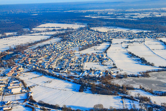 Vue oblique de Vue du village sous la neige en hiver depuis l'ouest à Neuburg am Rhein dans le département Rhénanie-Palatinat, Allemagne
