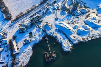 Vue aérienne de Epple Baggersee dans la neige en hiver à Neuburg am Rhein dans le département Rhénanie-Palatinat, Allemagne