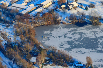 Vue aérienne de Lac de carrière gelé sous la neige en hiver à Neuburg am Rhein dans le département Rhénanie-Palatinat, Allemagne