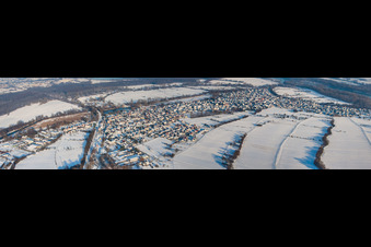 Vue aérienne de Panorama du village sous la neige en hiver depuis le sud à Neuburg am Rhein dans le département Rhénanie-Palatinat, Allemagne