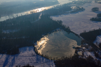 Vue aérienne de Lac de carrière gelé sous la neige en hiver à Lauterbourg dans le département Bas Rhin, France