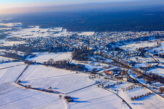 Vue aérienne de Vue du village sous la neige en hiver depuis l'est à Berg dans le département Rhénanie-Palatinat, Allemagne