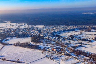 Vue aérienne de Vue du village sous la neige en hiver depuis l'est à Berg dans le département Rhénanie-Palatinat, Allemagne