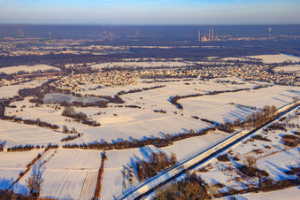 Vue aérienne de Vue du village sous la neige en hiver depuis le sud-est à Neuburg am Rhein dans le département Rhénanie-Palatinat, Allemagne