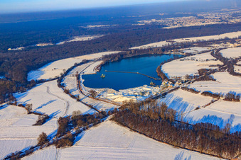 Vue aérienne de Epple Baggersee dans la neige en hiver à Neuburg am Rhein dans le département Rhénanie-Palatinat, Allemagne